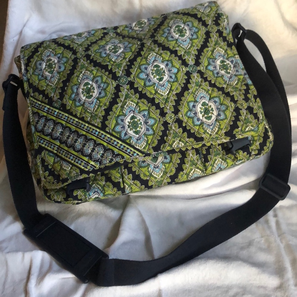 LIKE NEW Vera Bradley Messenger in Cambridge